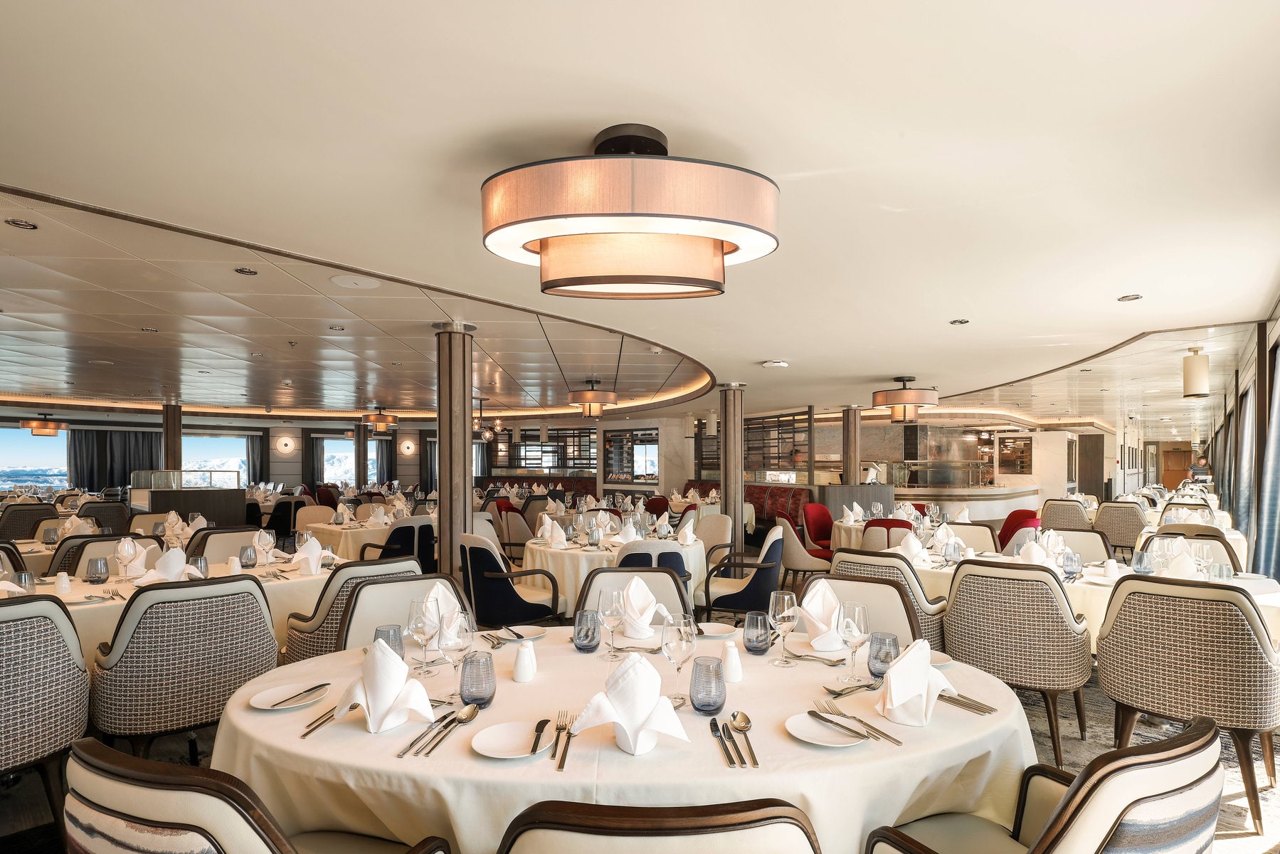 Die Douglas Mawson überzeugt mit frischer Bordküche, gemeinschaftlichem Dining und festlichen Captain’s Farewell Drinks.