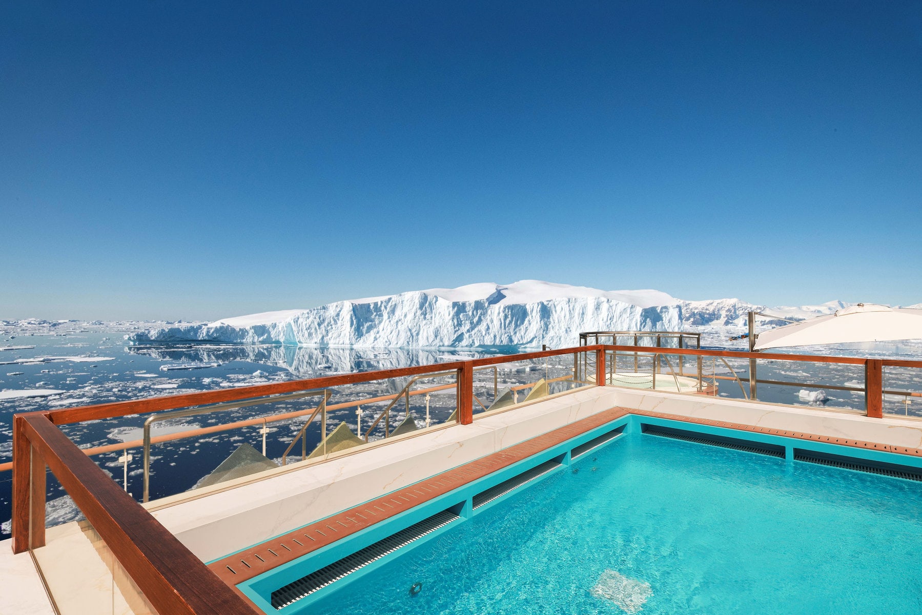 Luxuriöse Wellnessbereiche mit beheiztem Pool, Whirlpools, Sauna und Poolbar für pure Entspannung an Bord der Douglas Mawson.